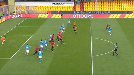 Die SSC Neapel rückt in der Serie A mit einem Sieg in Benevento Calcio auf den zweiten Platz vor. Einer der besten Spieler von Napoli war Lorenzo Insigne - der damit das Bruder-Duell gegen Roberto Insigne gewann.