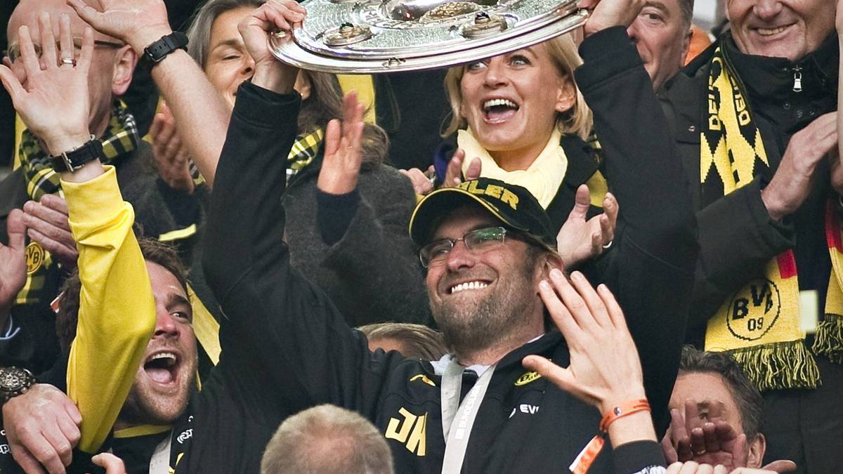 Eine Pose, an die sich die BVB-Fans nur allzu gern gewöhnen - Klopp stemmt eine Trophäe in die Höhe