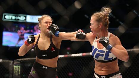 Holly Holm (r.) besiegte Ronda Rousey bei UFC 193 durch TKO