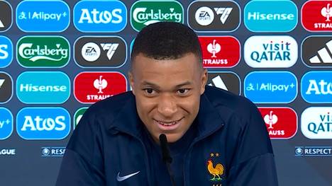 Kylian Mbappé legt sich auf der Pressekonferenz mit einem Reporter an, der meint, dass er diese Saison keinen Titel gewonnen hat.
