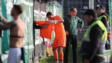 Lübecks Keeper Gavin Didzilatis beim Signieren eines Trikots für einen Fan