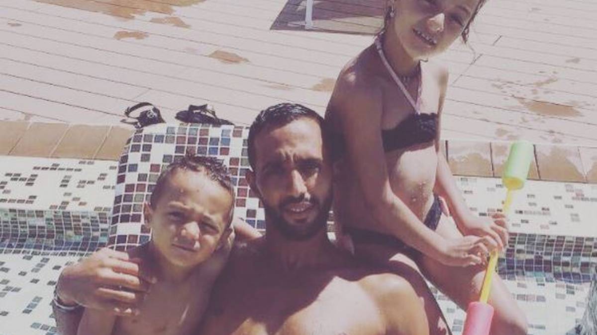 Medhi Benatia entspannt mit seinen Kindern im Pool