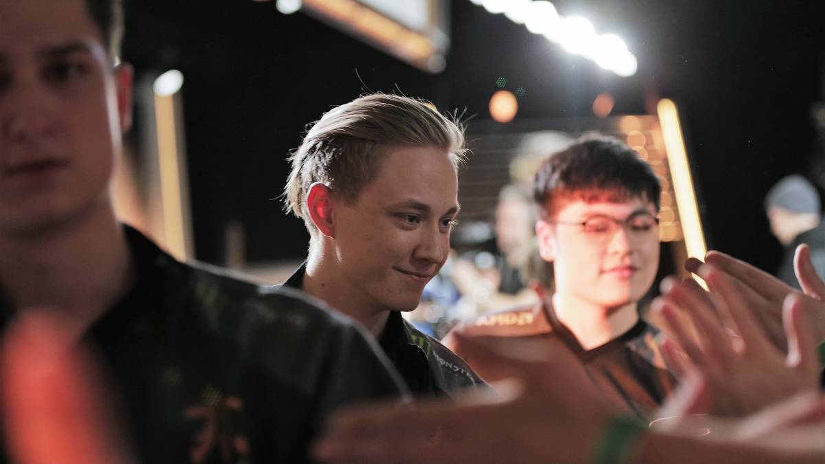 Fnatics Martin ‘Rekkles’ Larsson genießt das Bad in der Menge nach dem Sieg gegen Giants Gaming.