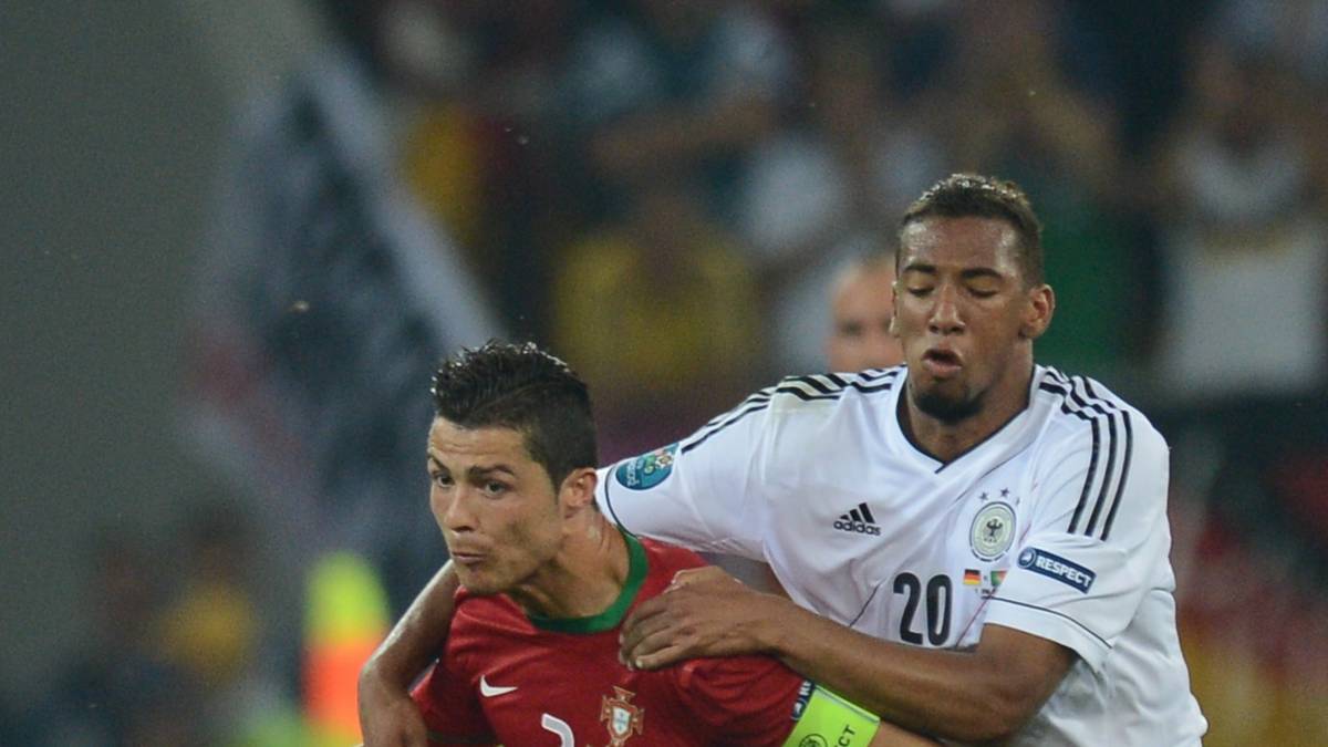 Deutschland - Portugal 1:0 - Zum EM-Start 2012 bekommt es die DFB-Elf gleich mit einem großen Brocken zu tun. Cristiano Ronaldo und seine Portugiesen präsentieren  sich als ebenbürtiger Gegner und halten die Partie lange offen