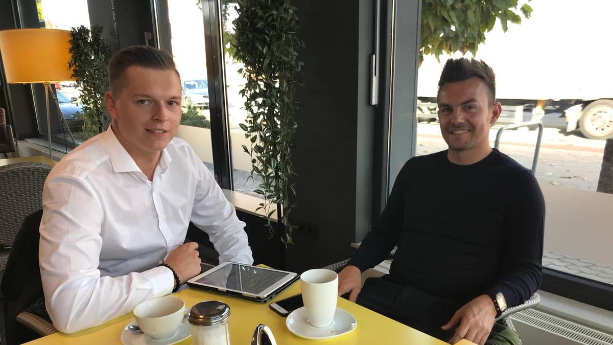 SPORT1-Reporter Henrik Hinrichsen (l.) traf Rödinghausens Trainer Enrico Maaßen zum Pokal-Interview 