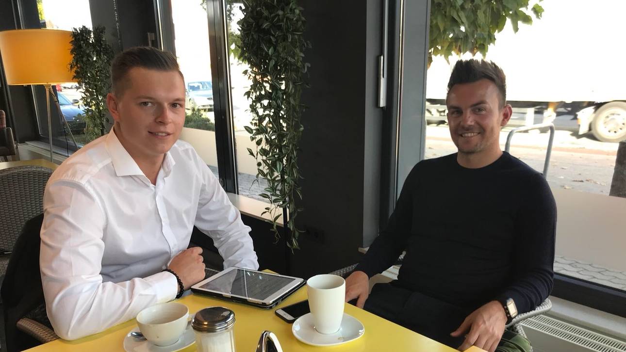 SPORT1-Reporter Henrik Hinrichsen (l.) traf Rödinghausens Trainer Enrico Maaßen zum Pokal-Interview