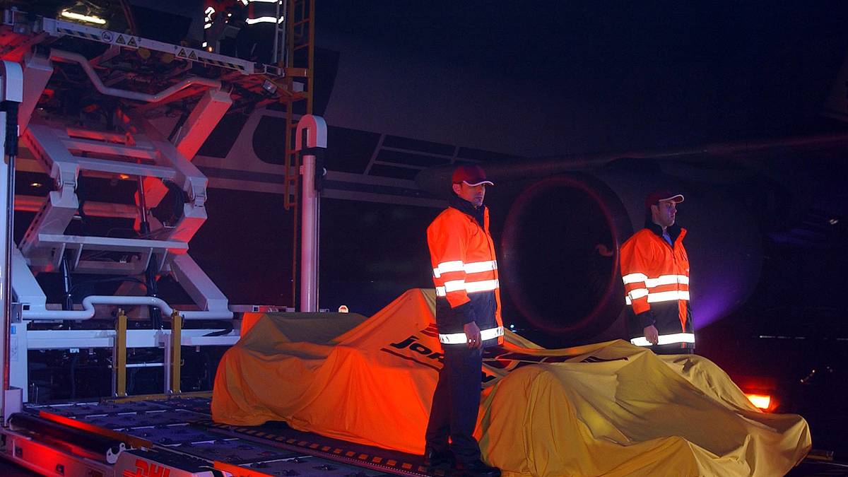 Jordan wählt 2002 wieder einmal den ganz großen Auftritt: Nicht zuletzt wegen eines neuen Hauptsponsors wird der neue Bolide aus einem riesigen Airbus-Frachtflugzeug verladen