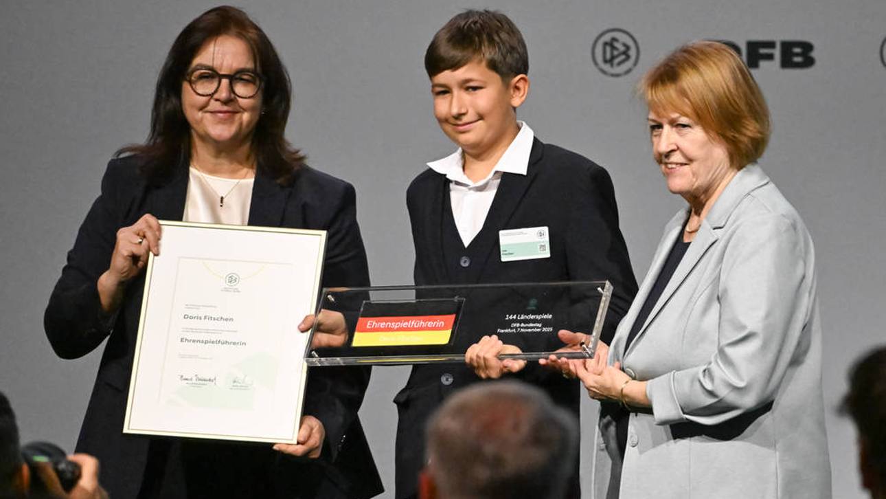 Leo Fitschen (M.) nahm die Ehrung für seine verstorbene Mutter Doris Fitschen entgegen