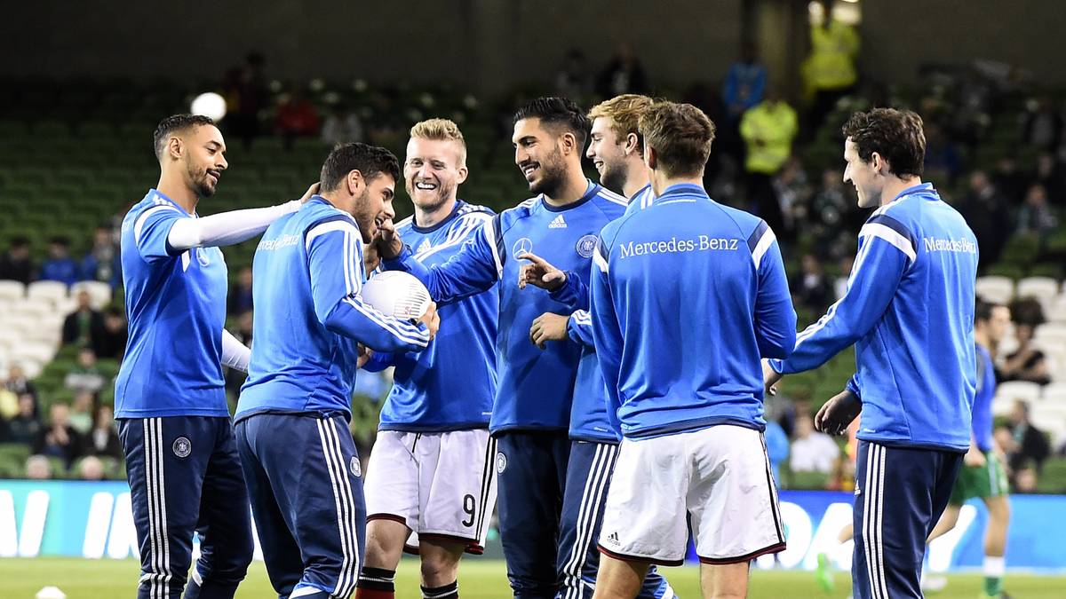Die Stimmung unter den deutschen Ersatzspielern könnte ebenfalls besser nicht sein. Kevin Volland erhält von seinen Mitspielern eine Runde Ohren-Schnipser - vor allem Andre Schürrle hat dabei seinen Spaß