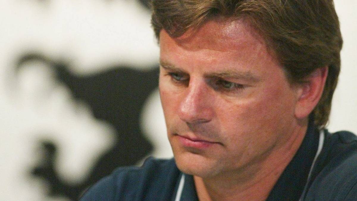 Die Journalisten fragen Götz, wie er auf die Entlassung reagiere. Götz entgegnet, dass er davon nichts wisse. Peinlich...