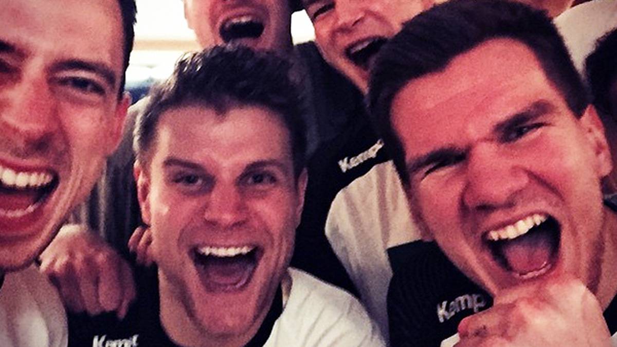 Tag 6: Deutschland sorgt weiter für Furore und erkämpft sich ein Unentschieden gegen Vize-Weltmeister Dänemark. "Es ist Selfie-Time", sagt Teammanager Oliver Roggisch nach der Überraschung bei SPORT1. Michael "Mimi" Kraus (2. v. l.) geht voran und postet dieses Foto aus der Kabine auf instagram - im Vergleich mit den Fußballern fehlt in Doha aber die Bundeskanzlerin (Copyright: instagram@mimikraus)