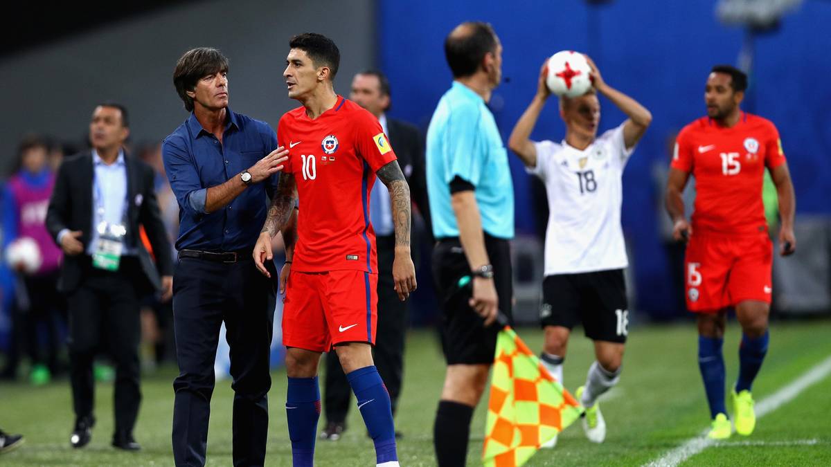 In einem Finale wird sich nichts geschenkt, selbst wenn es sich nur um einen Einwurf handelt. Trainer Joachim Löw muss den aufgebrachten Pablo Hernandez beruhigen