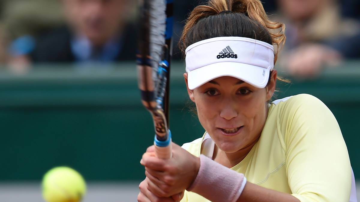 Garbine Muguruza greift ihren Schläger so fest wie es geht, um den Return mit Schmackes übers Netz zu hauen