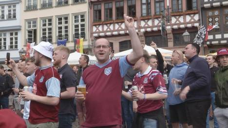 Vor dem Halbfinal-Rückspiel der UEFA Europa League gegen Eintracht Frankfurt marschieren die West-Ham-United-Fans durch die Frankfurter Innenstadt. 