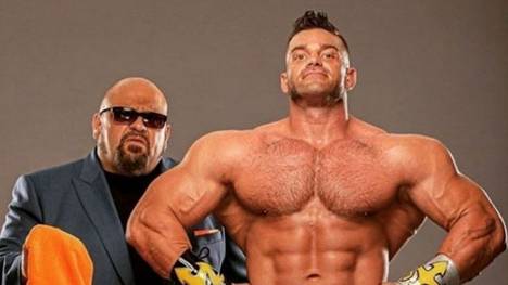 Legende Taz (l.) ist bei AEW Manager von Muskelpaket Brian Cage