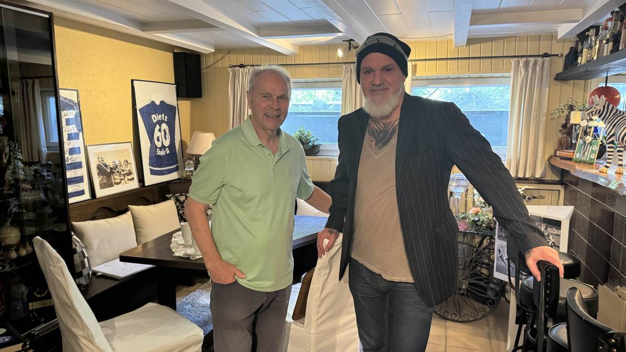 Bernard Dietz (l.) Europameister von 1980, empfing SPORT1-Reporter Reinhard Franke für ein Exklusiv-Interview bei sich Zuhause 