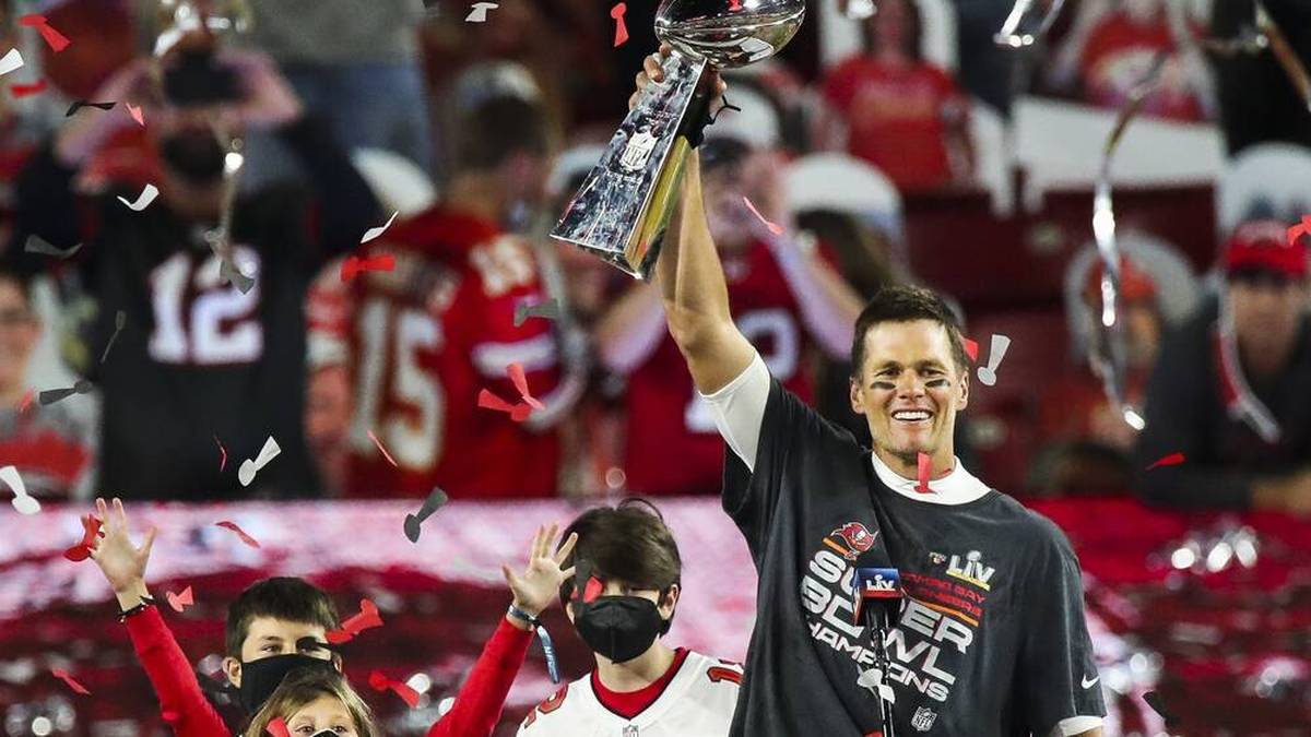 NFC NFL Teams: Tampa Bay Buccaneers Quarterback Tom Brady feiert den Sieg im Superbowl.