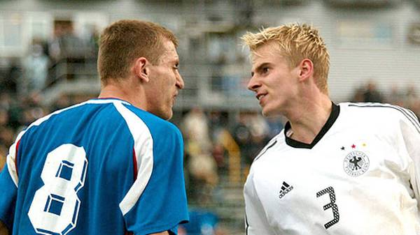 Wind, Regen und Färöer-Fußballer, die erbitterten Widerstand leisteten. Das DFB-Team mit Tobias Rau rannte an, doch das Tor wollte einfach nicht fallen