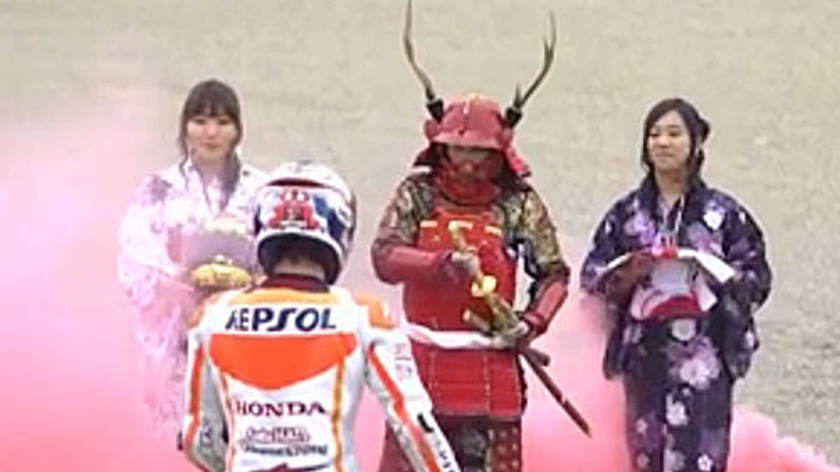 Höhepunkt der Saison: Marquez wird beim Großen Preis von Japan Zweiter. Das reicht aber für den zweiten WM-Titel in Folge. Nach dem Grand Prix ehrt ein Samurai den frischgebackenen Weltmeister