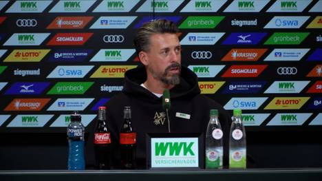 Augsburg-Trainer Sandro Wagner wird auf das Traumtor von FCA-Profi Kristijan Jakic für die kroatische Nationalmannschaft angesprochen. Er verrät, auf welche besondere Art und Weise er davon erfuhr.