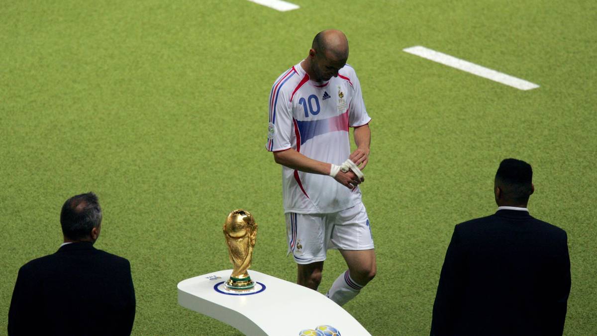 Nachdem Materazzi den Franzosen dauerhaft provoziert hatte, brannten Zidane die Sicherungen durch. Das traurige Bild, wie einer der größten Fußballer der Geschichte am WM-Pokal vorbei in die Kabine schlich, ist legendär. Zidanes letztes großes Spiel ging im Elfmeterschießen verloren, seine Karriere endete mit einem Eklat