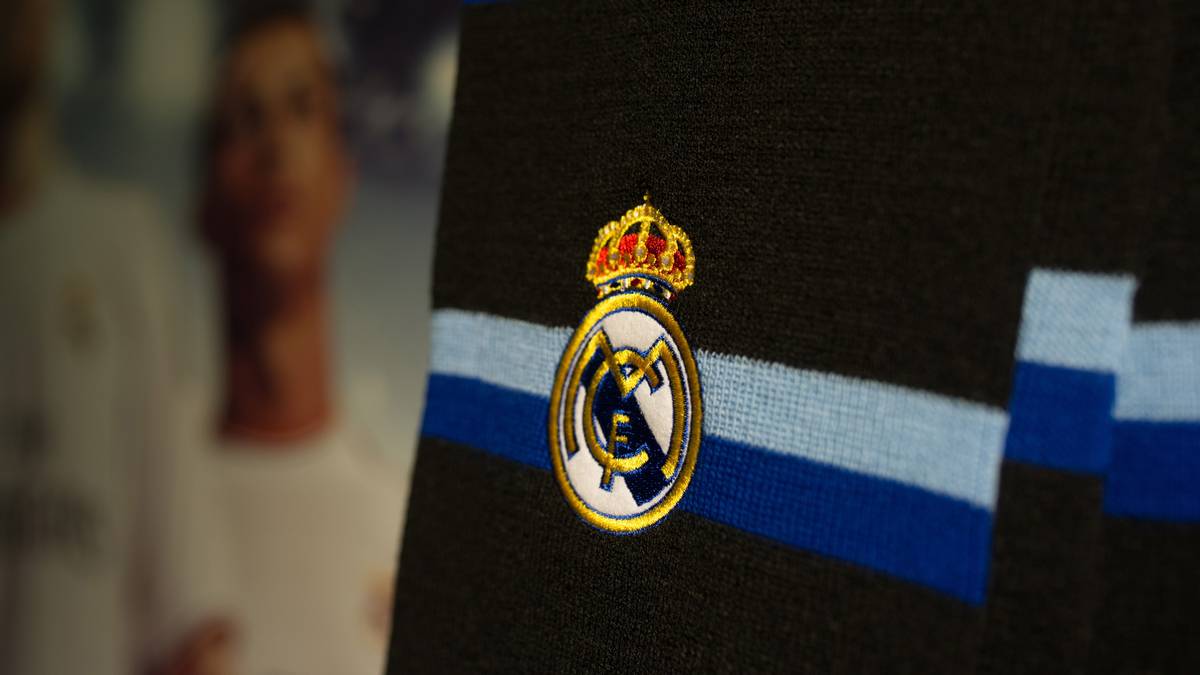 Der Haken an der ganzen Geschichte: Das ausgefallene Stück Stoff ist nur im Real-Madrid-Fanshop am Estadio Santiago Bernabeu zu erwerben - und kostet stolze 150 Euro
