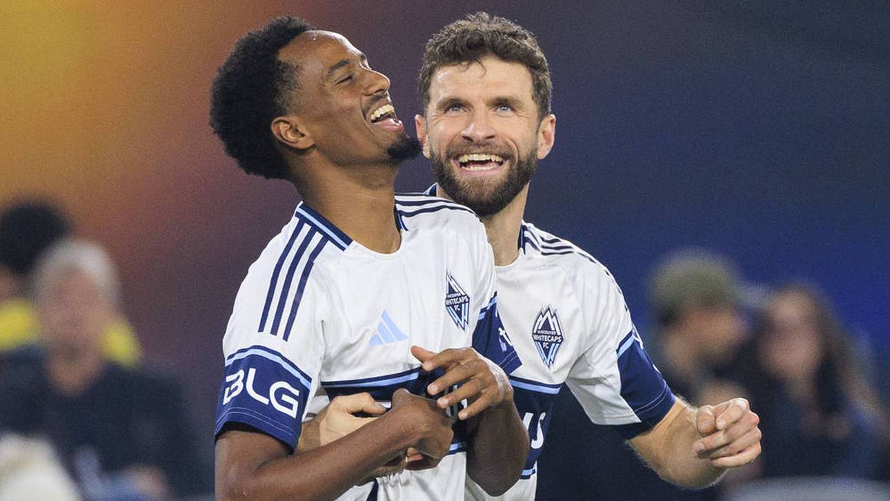 Thomas Müller (r.) jubelt mit Ali Ahmed