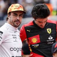 Fernando Alonso nimmt sich vom Transfermarkt in der Formel 1. Darum sollte Ferrari-Pilot Carlos Sainz es ihm gleichtun.