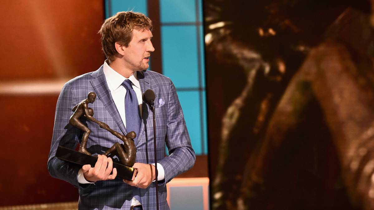 Trotz des modischen Fehlgriffs darf sich die deutsche Legende über eine überraschende Auszeichnung freuen: Er wird zum Teamplayer of the Year gewählt