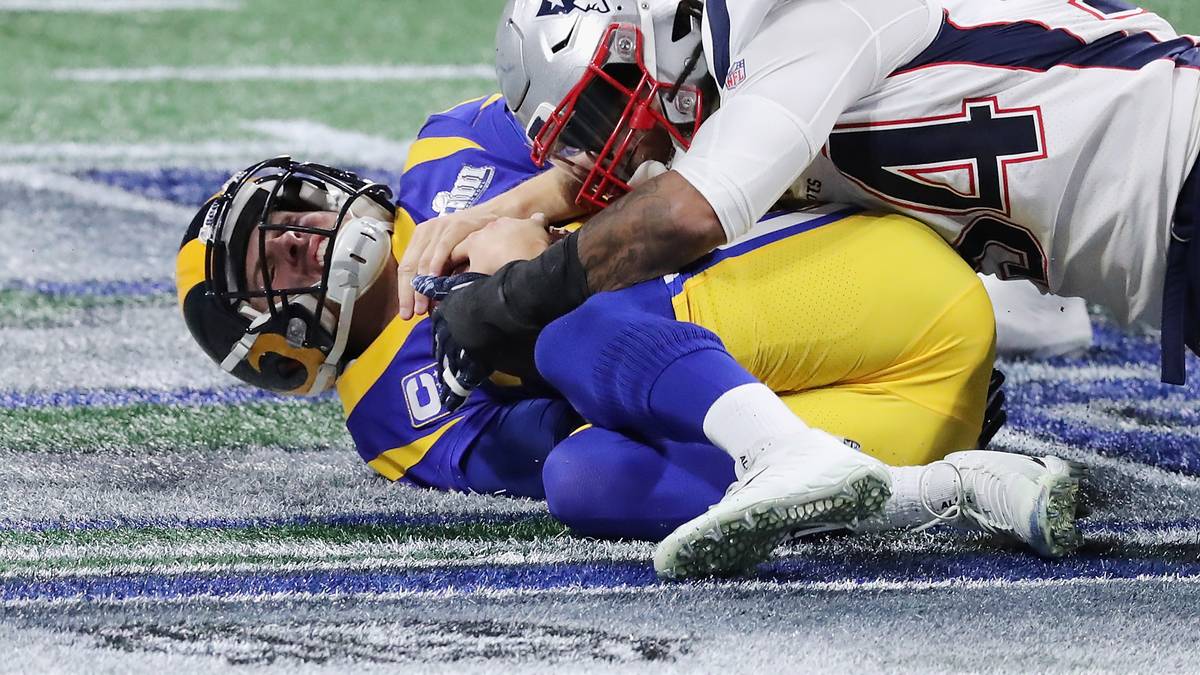 Goff erlebt unterdessen eine 1. Halbzeit zum Vergessen. Statt den Ball wegzuwerfen...