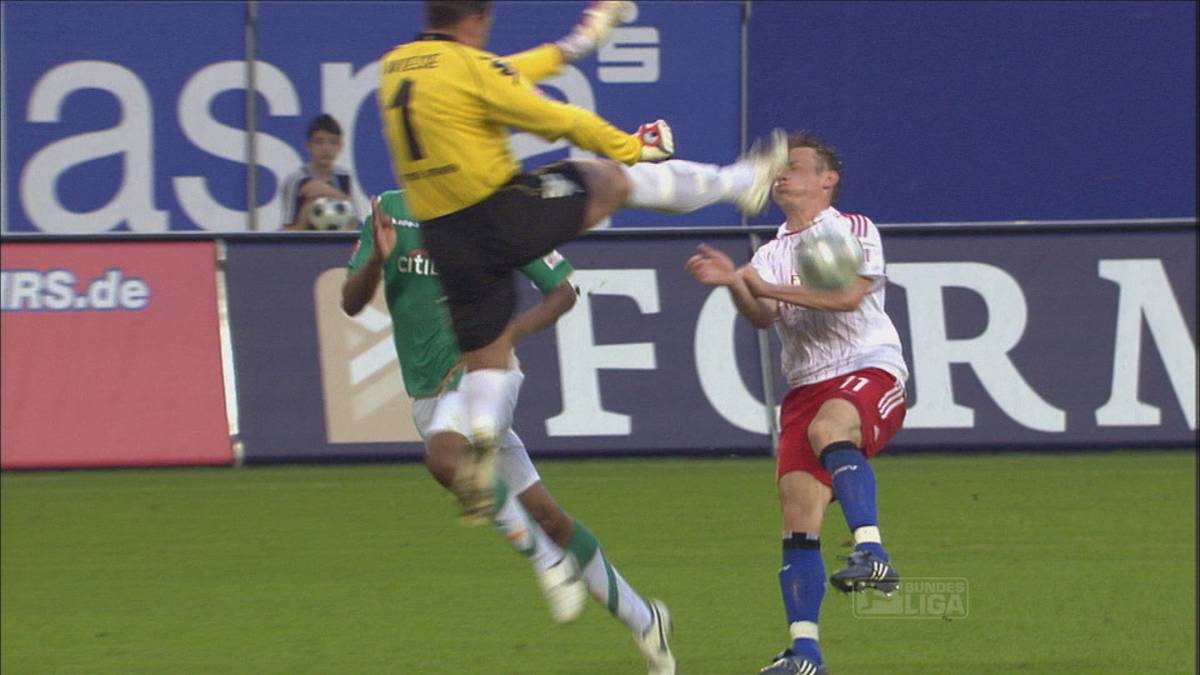 Im Mai 2008 kam es zu einem der brutalsten Fouls der Bundesliga-Geschichte. In Kung-Fu-Manier streckte Werder-Torhüter Tim Wiese Hamburgs Ivica Olic nieder und bekam dafür tatsächlich nur die gelbe Karte.
