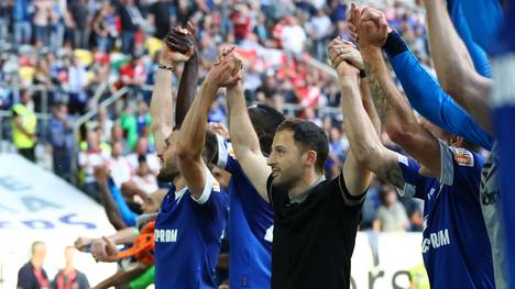 Trainer Domenico Tedesco (M.) tut der Schalker Sieg in Düsseldorf sichtlich gut