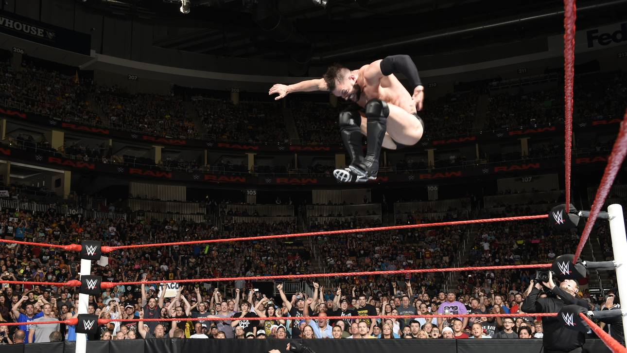 Finn Balor besiegte bei WWE Monday Night RAW Roman Reigns