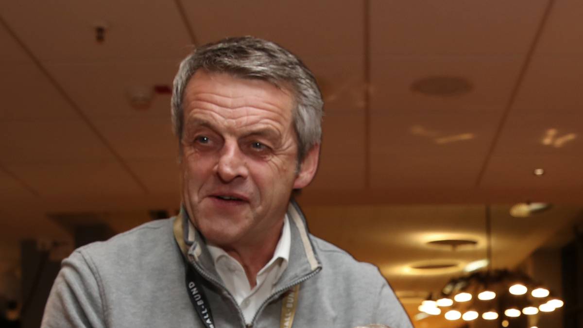 MATTHIAS HERGET (o., mit Frank Mill) gehörte zu den deutschen Liberos schlechthin. Kapitän der besten Uerdinger Mannschaft. Kam 1982 von RW Essen und ging 1989 nach 236 Pflichtspielen (bei 34 Toren) nach Schalke. Eleganter, technisch beschlagener freier Mann mit immer heruntergezogenen Socken. Spielte 39 mal für Deutschland