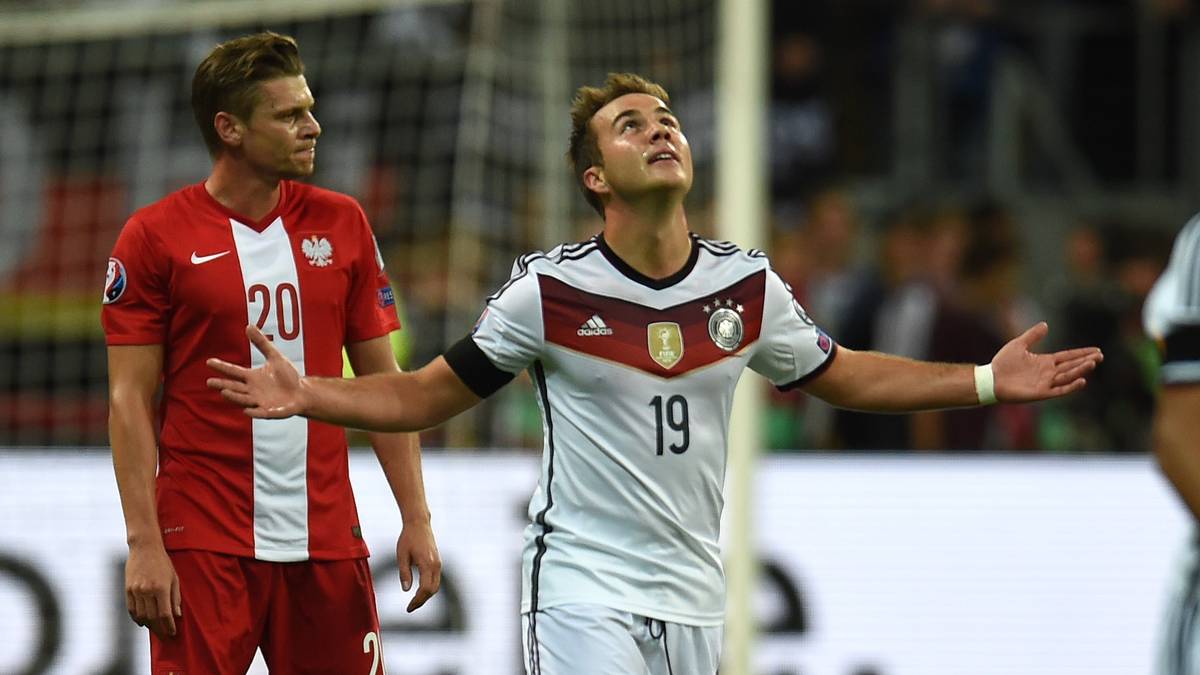 Quasi im Alleingang schießt er Deutschland zurück auf Platz eins der Qualifikationsgruppe D