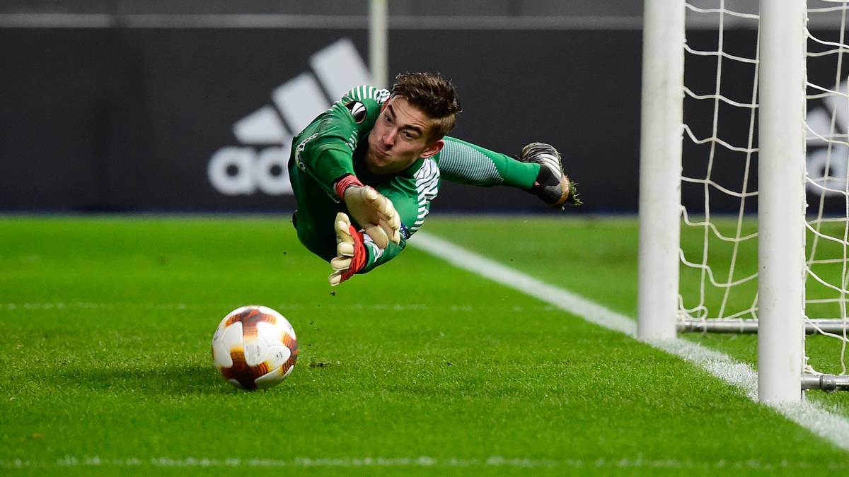 Im Dezember feiert Jürgen Klinsmanns Sohn Jonathan ein umjubeltes Debüt im Europapokal für Hertha BSC. Doch jetzt watscht Torwarttrainer Zsolt Petry den 20-Jährigen ab und kritisiert seine Einstellung. SPORT1 stellt den Youngster mit dem berühmten Namen vor