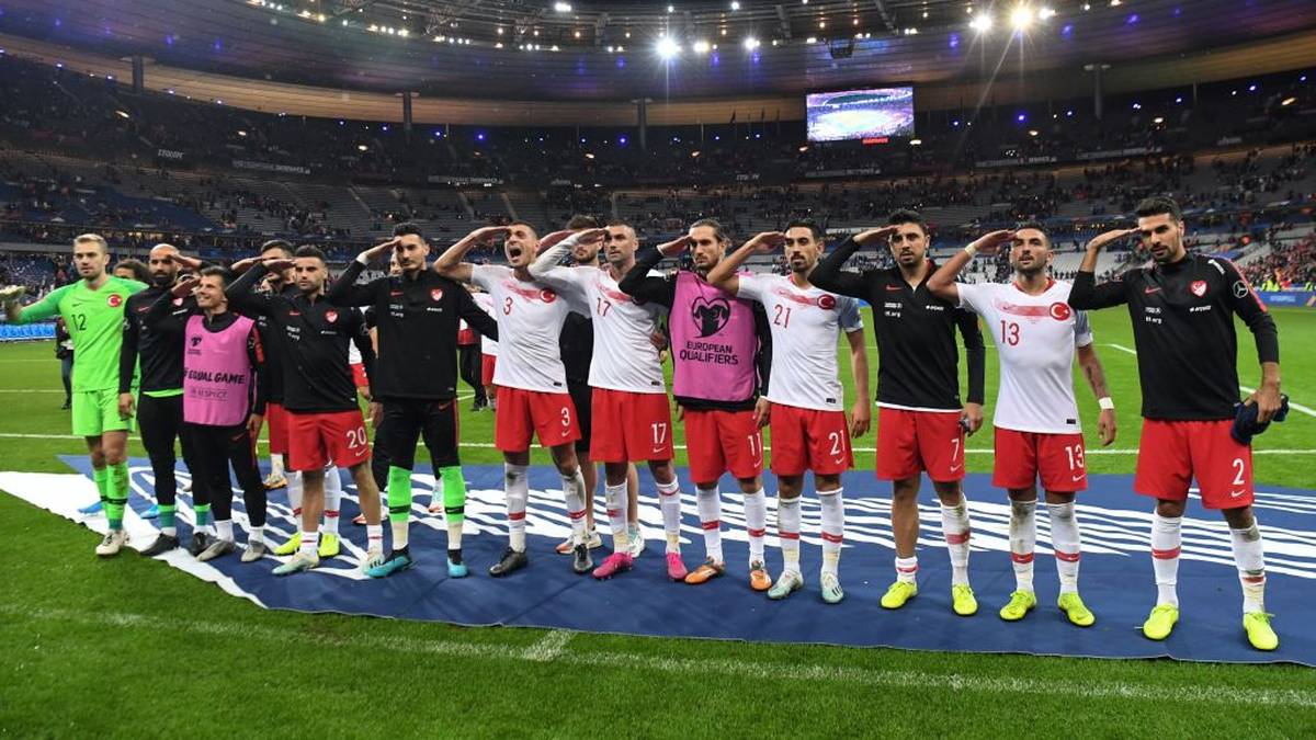 Nach dem Abpfiff salutierte die türkische Nationalmannschaft erneut auf dem Rasen des Stade de France