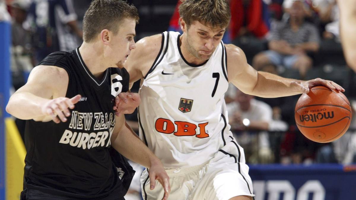 INDIANAPOLIS, UNITED STATES - SEPTEMBER 08:  WM 2002, Indianapolis; DEUTSCHLAND - NEUSEELAND (GER - NZL) 117:94; Kirk PENNY/NZL, Marko PESIC/GER  (Photo by Andreas Rentz/Bongarts/Getty Images)