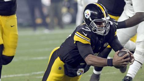 Pittsburgh Steelers quarterback Russell Wilson (3) evades a sack and dives for one yard in the first quarter against the New York Jets at Acrisure Stadium on Sunday, October 20, 2024 in Pittsburgh. PUBLICATIONxINxGERxSUIxAUTxHUNxONLY PIT2024102002 ARCHIExCARPENTER