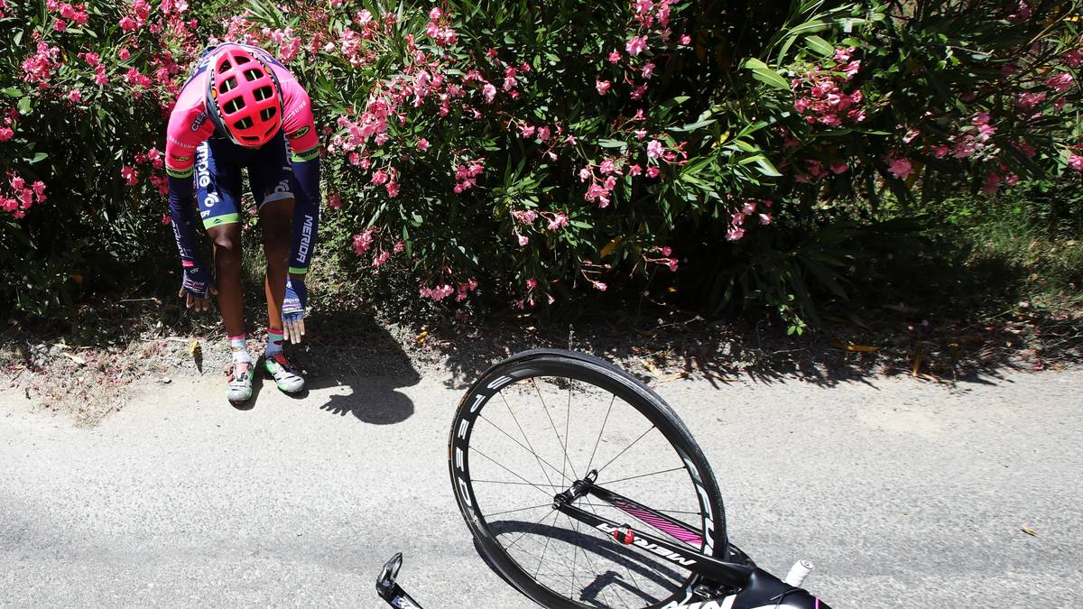 Tsgabu Gebremaryam Grmay im Pech. Der Äthopier stürzt und klettert aus den Büschen heraus zu seinem Fahrrad