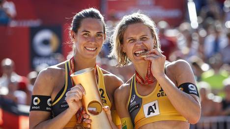 Kira Walkenhorst (links) und Laura Ludwig feiern ihren WM-Titel in Wien