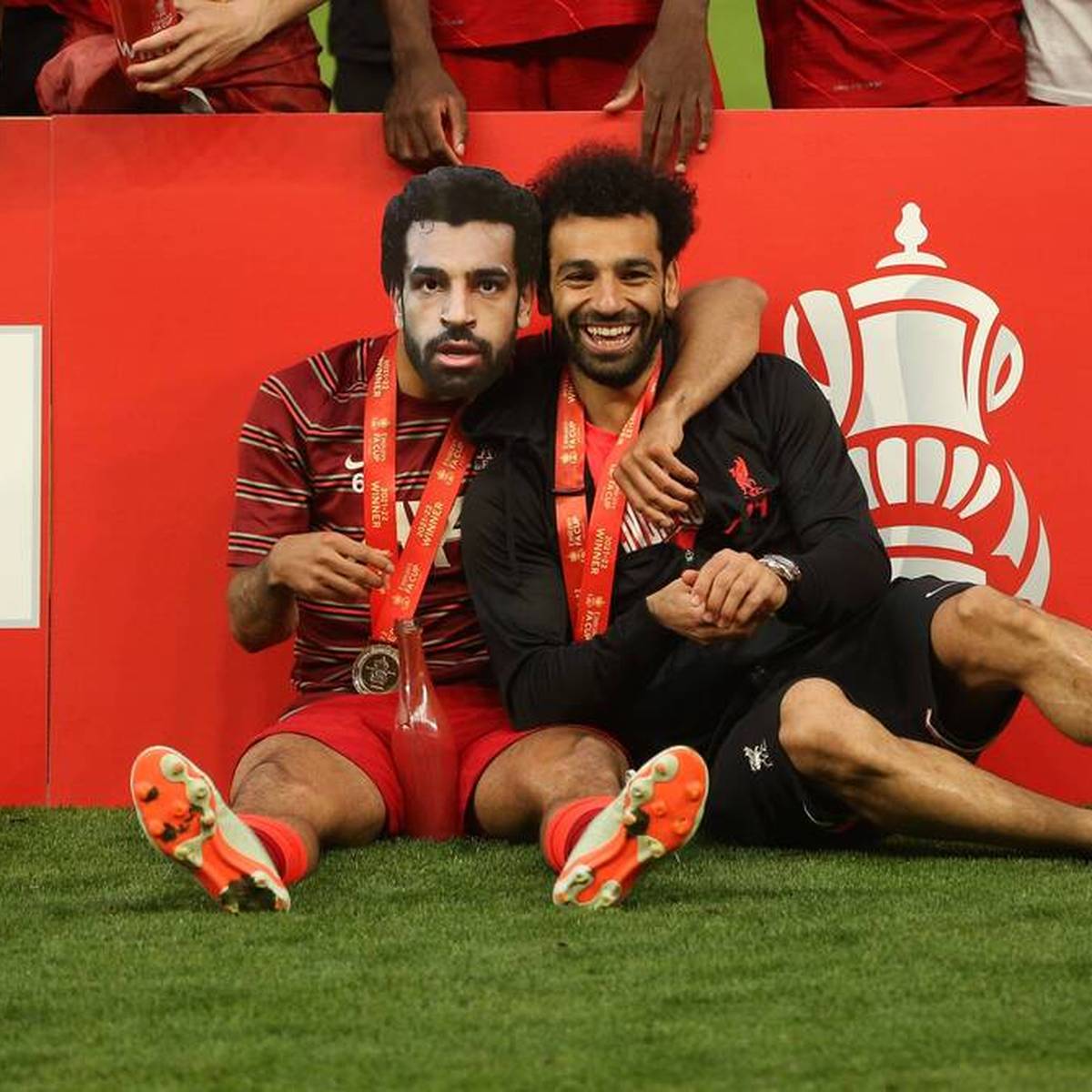 Der FC Liverpool schlägt den FC Chelsea im FA-Cup-Finale. Mohamed Salah feiert den Erfolg gebührend und sorgt mit einer besonderen Geste für Aufsehen.