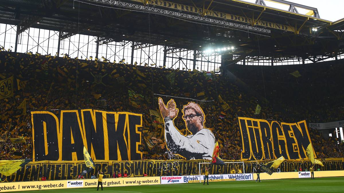 Vor dem letzten Heimspiel für die Dortmunder bereiten die BVB-Fans Klopp einen gebührenden Abschied. Eine Choreographie, die bei so manchem Emotionen hervorruft. Die treuen Anhänger danken dem langjährigen Trainer für zwei Meisterschaften und einen Pokalsieg sowie begeisternden Fußball