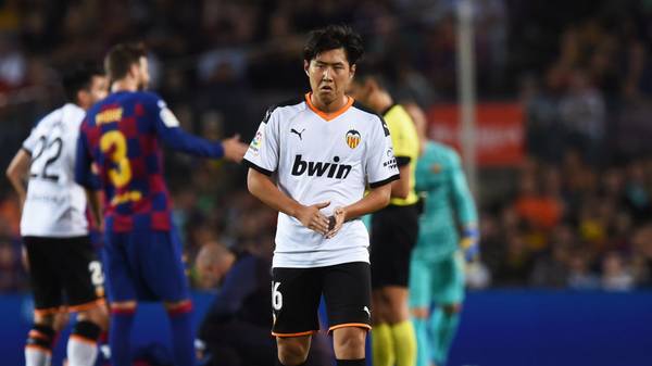 BARCELONA, SPAIN - SEPTEMBER 14:  Lee Kang-In of Valencia looks on during the Liga match between FC Barcelona and Valencia CF at Camp Nou on September 14, 2019 in Barcelona, Spain. (Photo by Alex Caparros/Getty Images)