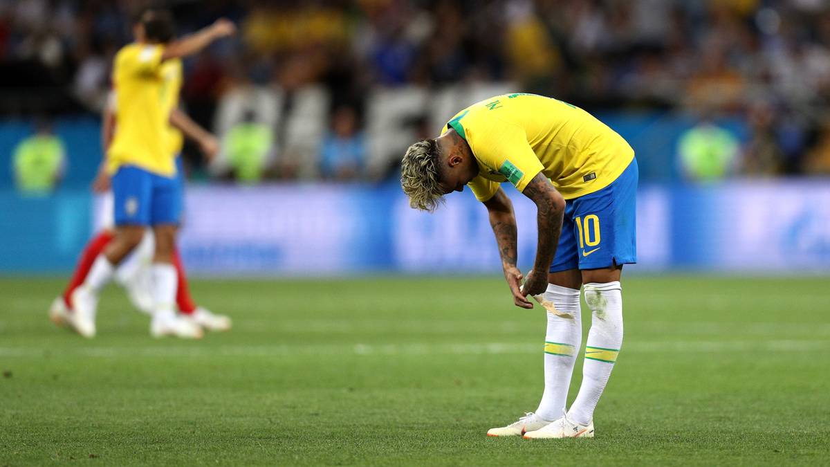 Ein zweites Tor gelingt der Selecao nicht mehr. Brasilien muss sich mit einem 1:1 begnügen. Neymar wird insgesamt zehn Mal gefoult - das ist der höchste Wert seit Englands Alan Shearer 1998 (11 Mal gegen Tunesien)