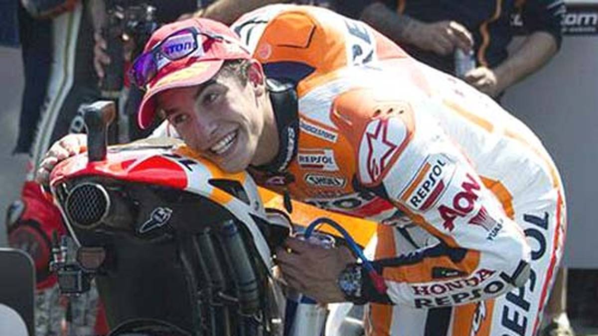 Genauso wichtig ist der richtige Umgang mit seinem Arbeitsgerät. Und hier weiß der frischgebackene Weltmeister genau, was er macht (Quelle: Twitter@marcmarquez93) 
