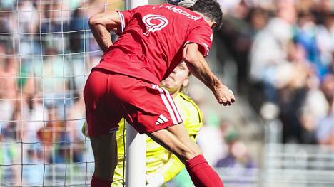 Mit dem Körper halb im Aus köpfte Robert Lewandowski Chicago Fire noch zum 2:2-Ausgleich gegen Seattle. Teamkollege Sam Rogers zeigt sich dementsprechend begeistert von den Künsten des polnischen Superstars.