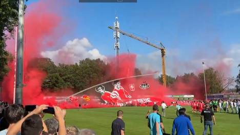 Die Choreo der Twente-Fans stürzte auf die Zuschauer