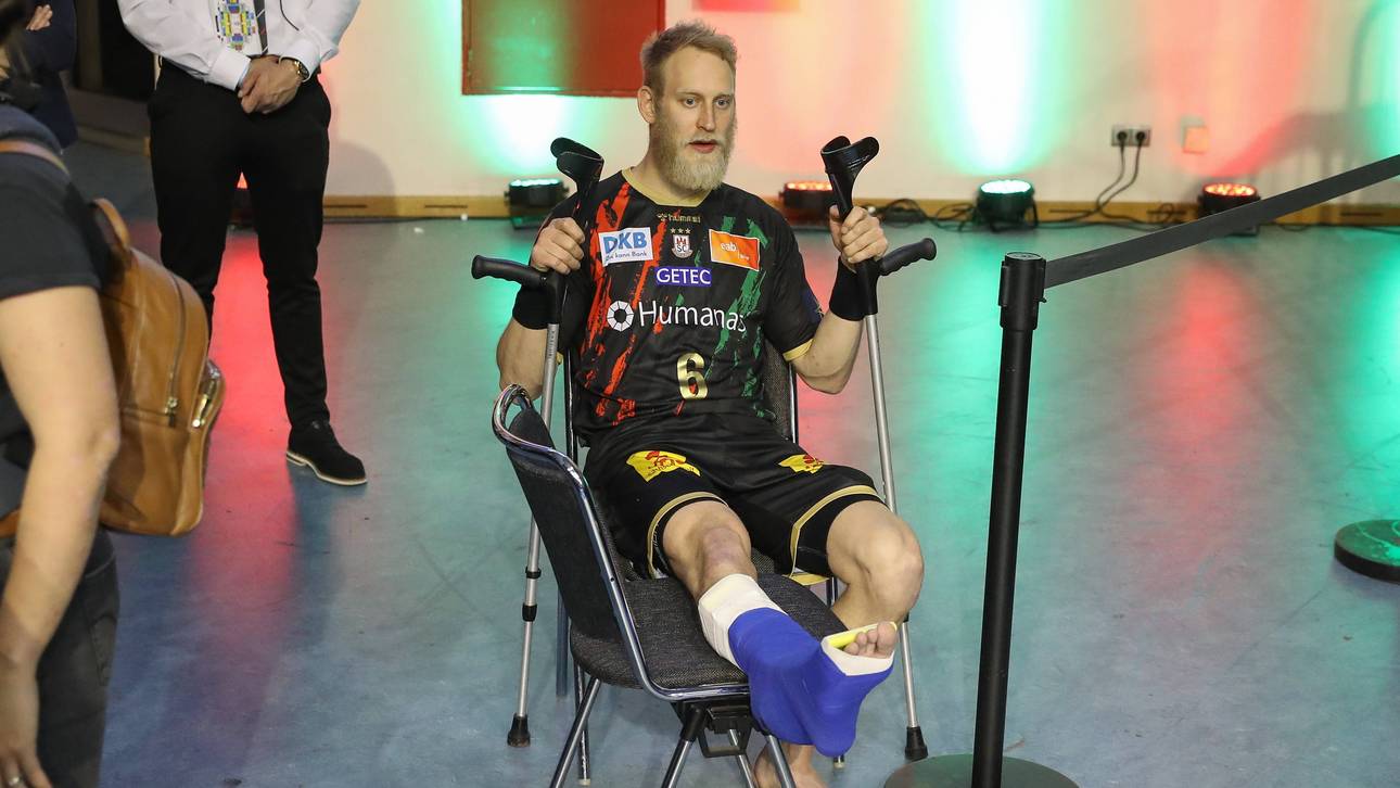Matthias Musche verfolgte das Spiel am Ende mit Bandage und auf Krücken