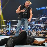 Bei WWE Friday Night SmackDown entert Brock Lesnar den Royal Rumble 2023. Sami Zayn steht trotz gegenteiliger Aufforderung von Roman Reigns wieder im Mittelpunkt.